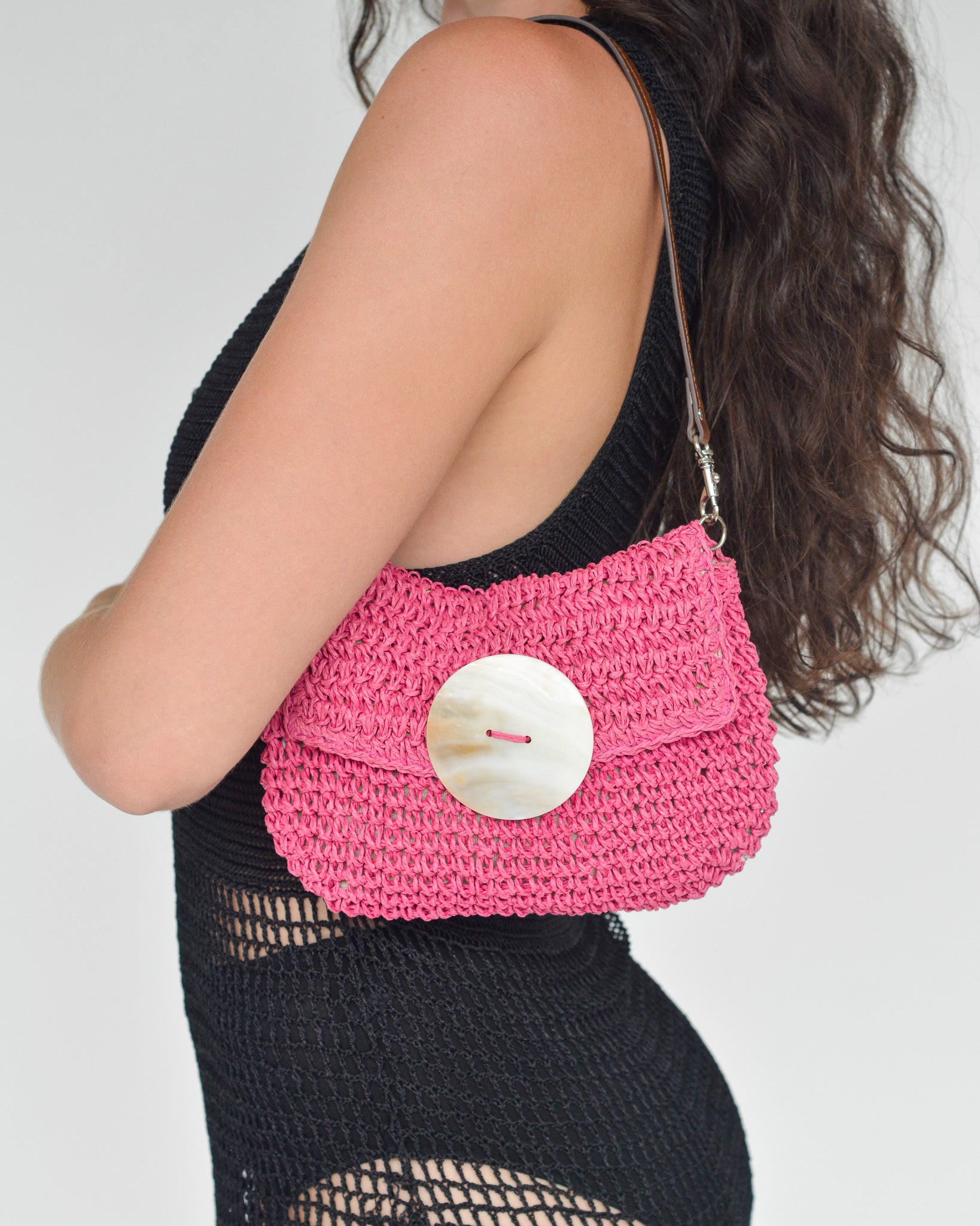 Vintage pink woven mini shell purse.